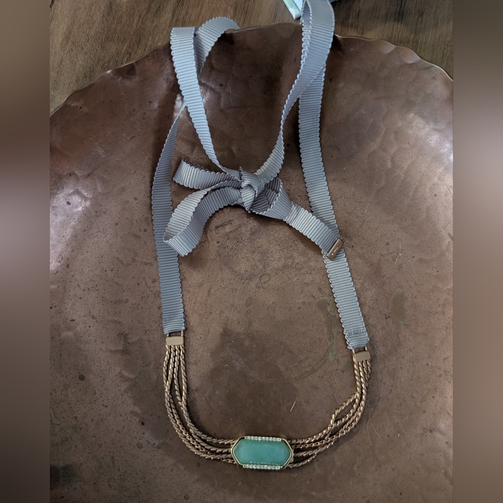 Elegant Gold and Green Tie Necklace